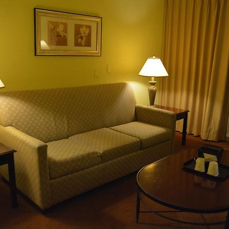 Ramada By Wyndham Wichita Airport Hotell Exteriör bild