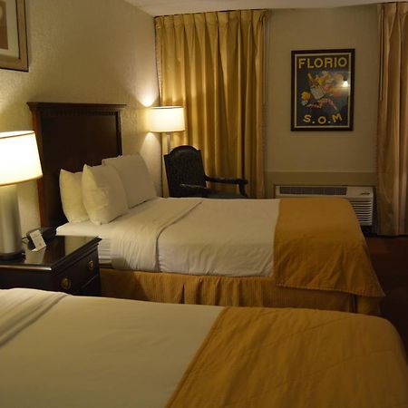 Ramada By Wyndham Wichita Airport Hotell Exteriör bild