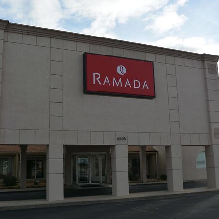 Ramada By Wyndham Wichita Airport Hotell Exteriör bild