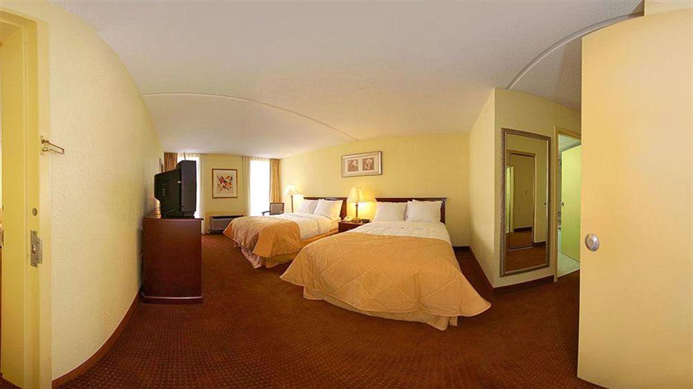 Ramada By Wyndham Wichita Airport Hotell Exteriör bild