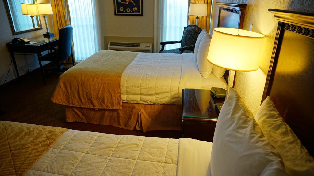 Ramada By Wyndham Wichita Airport Hotell Exteriör bild