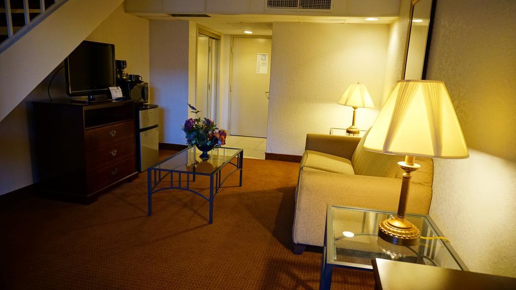 Ramada By Wyndham Wichita Airport Hotell Exteriör bild