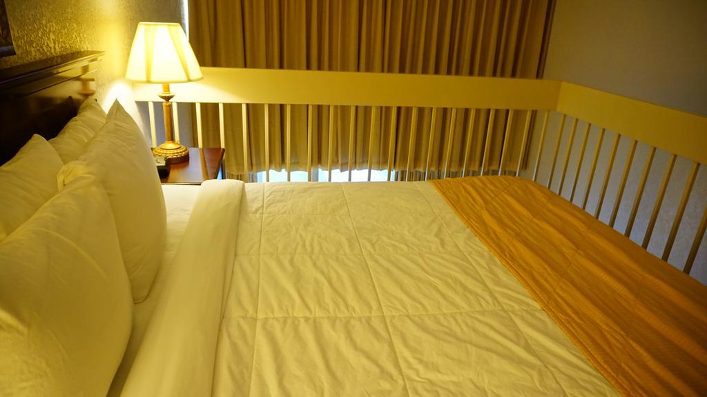 Ramada By Wyndham Wichita Airport Hotell Exteriör bild