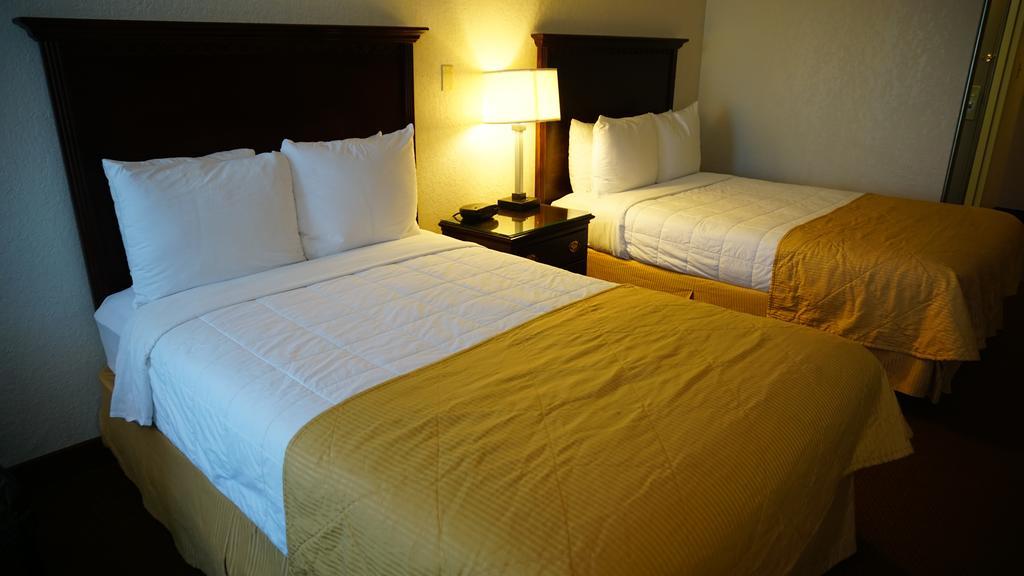 Ramada By Wyndham Wichita Airport Hotell Exteriör bild