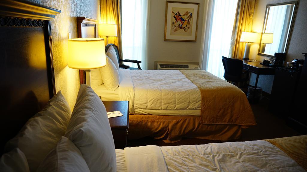 Ramada By Wyndham Wichita Airport Hotell Exteriör bild
