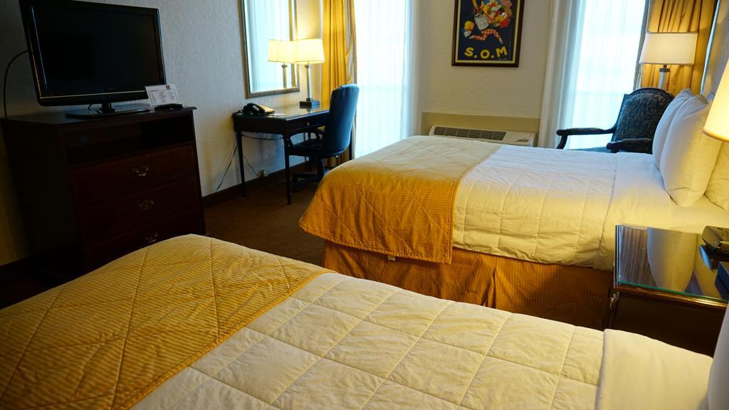 Ramada By Wyndham Wichita Airport Hotell Exteriör bild
