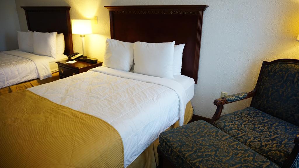 Ramada By Wyndham Wichita Airport Hotell Exteriör bild