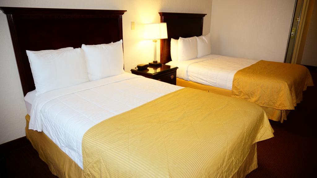 Ramada By Wyndham Wichita Airport Hotell Rum bild