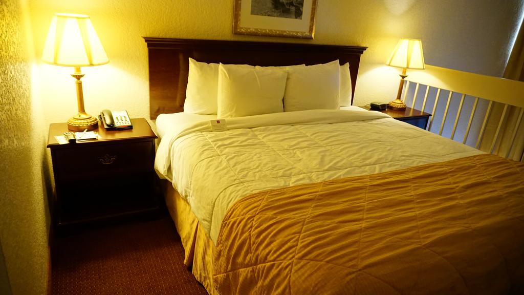 Ramada By Wyndham Wichita Airport Hotell Exteriör bild