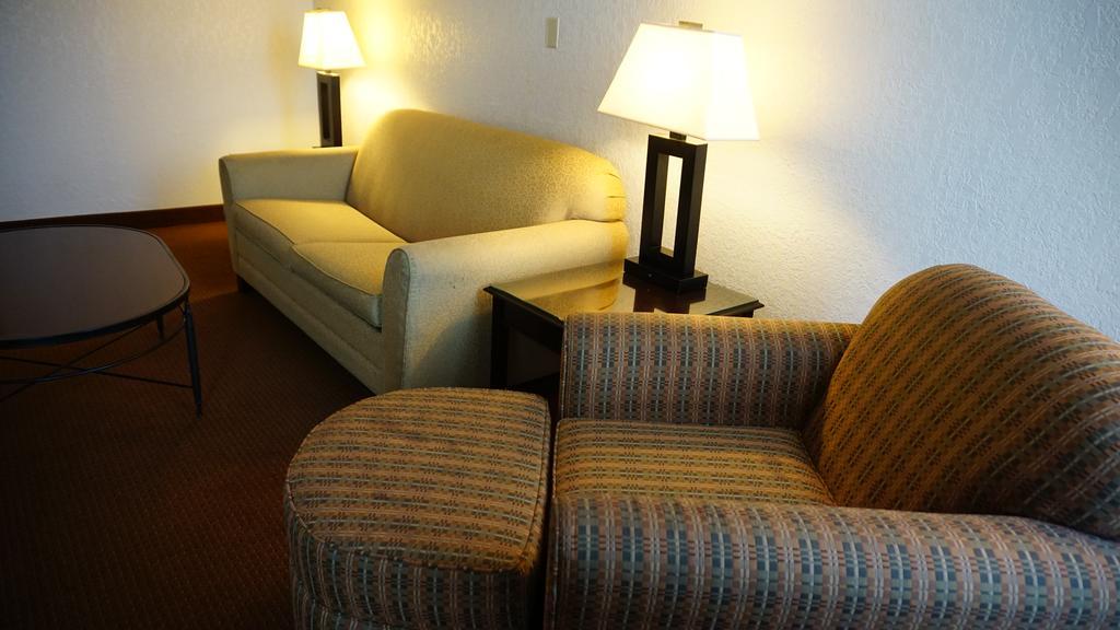 Ramada By Wyndham Wichita Airport Hotell Rum bild