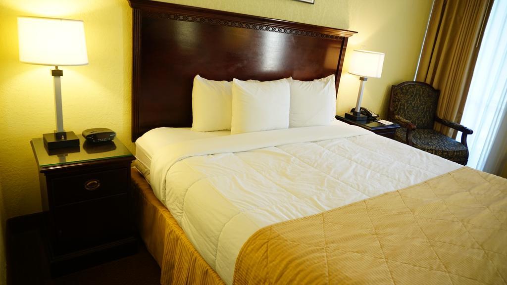 Ramada By Wyndham Wichita Airport Hotell Rum bild