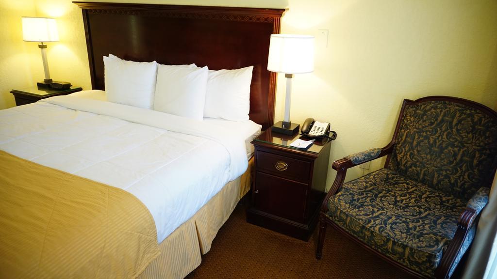 Ramada By Wyndham Wichita Airport Hotell Rum bild
