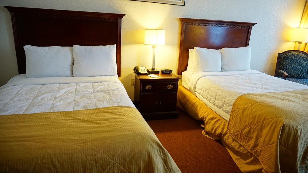 Ramada By Wyndham Wichita Airport Hotell Rum bild