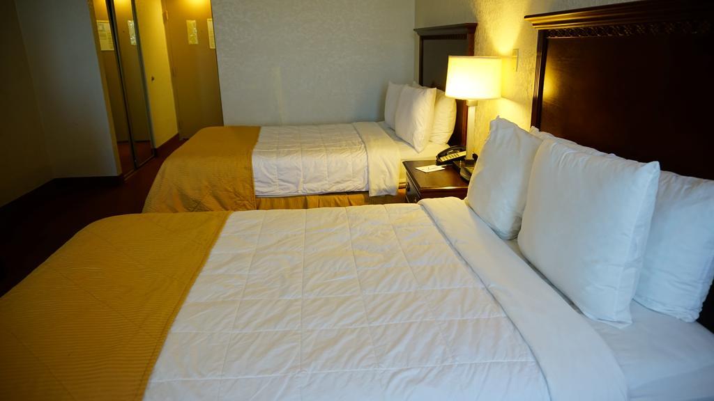 Ramada By Wyndham Wichita Airport Hotell Exteriör bild
