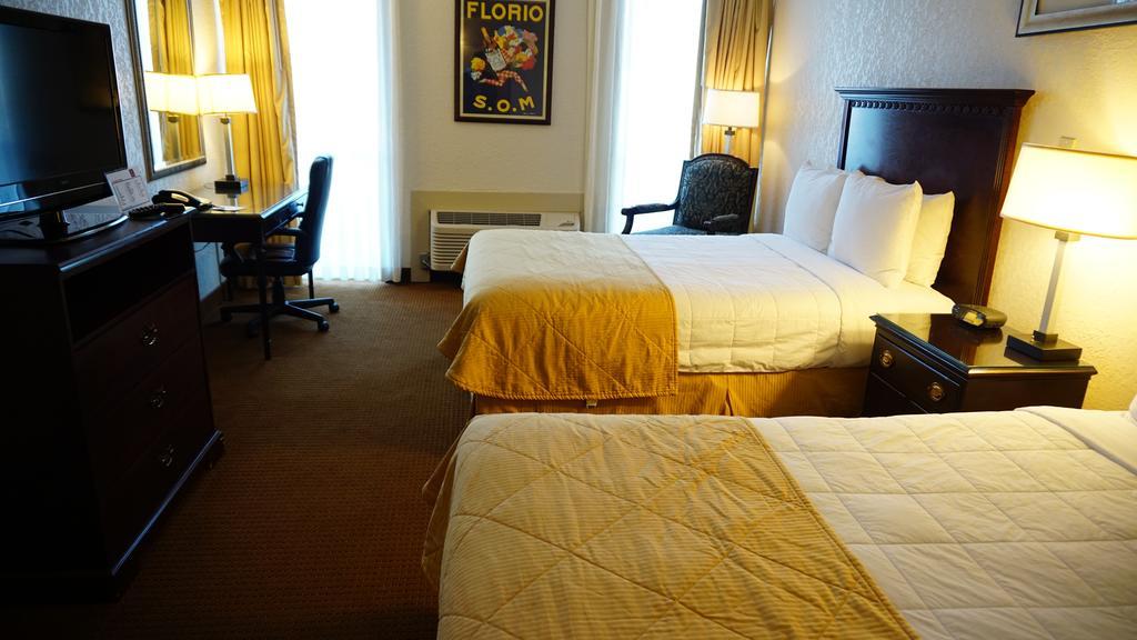 Ramada By Wyndham Wichita Airport Hotell Exteriör bild