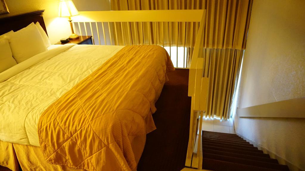 Ramada By Wyndham Wichita Airport Hotell Exteriör bild