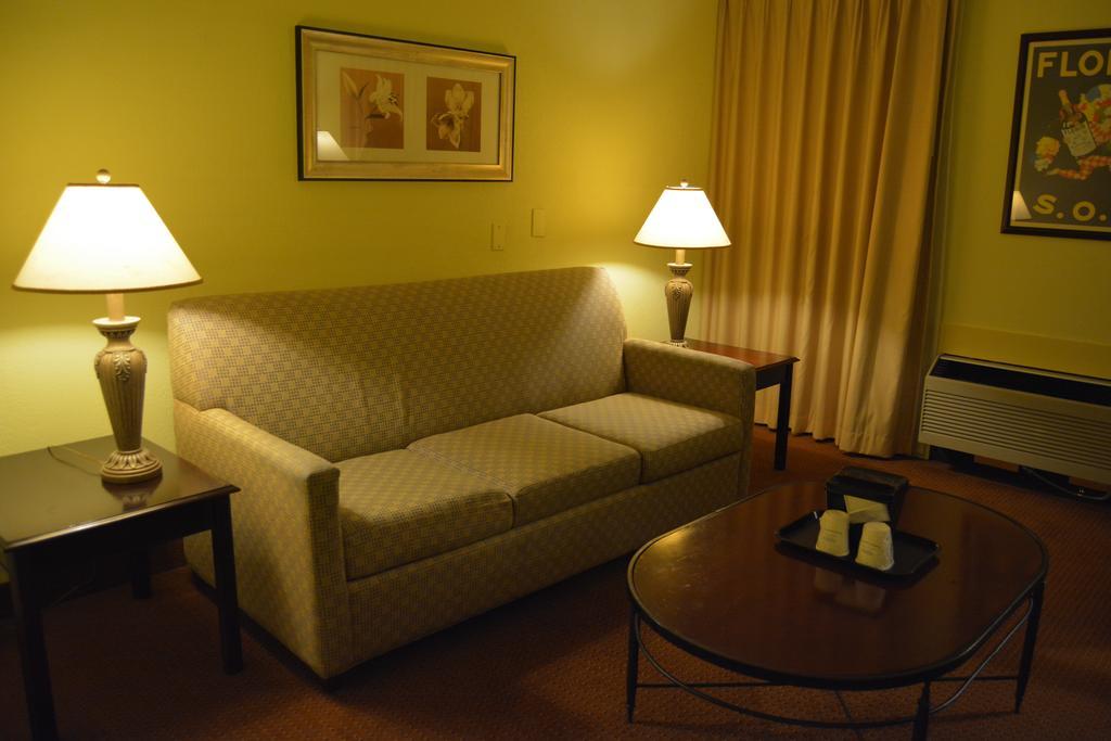 Ramada By Wyndham Wichita Airport Hotell Exteriör bild