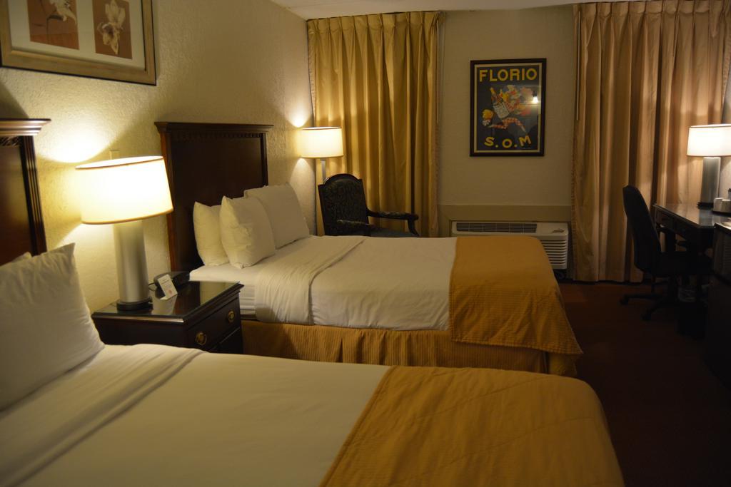 Ramada By Wyndham Wichita Airport Hotell Exteriör bild