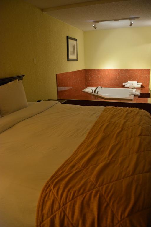 Ramada By Wyndham Wichita Airport Hotell Exteriör bild