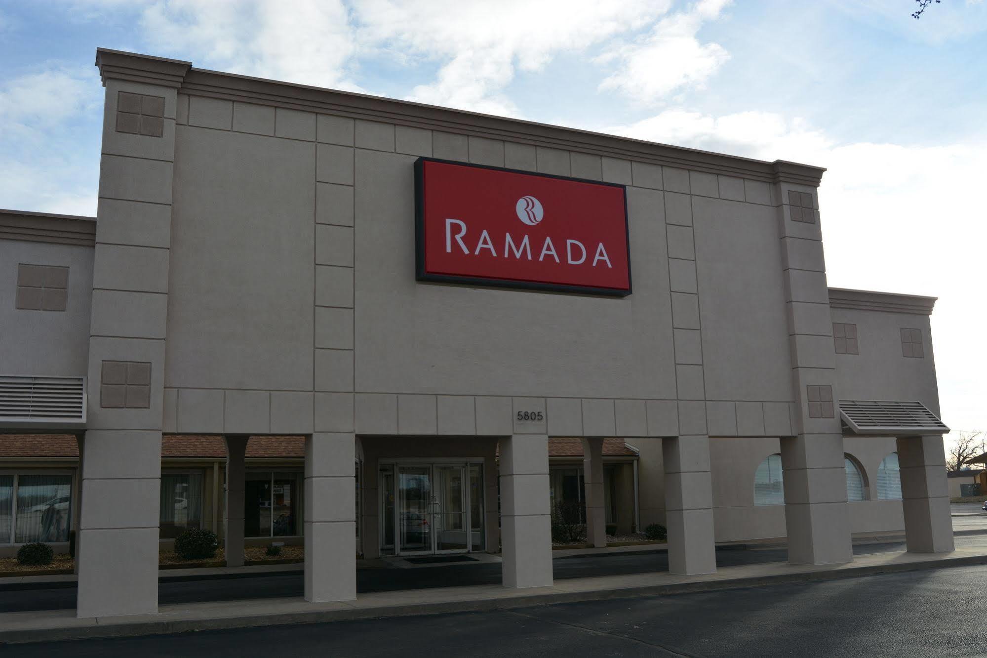 Ramada By Wyndham Wichita Airport Hotell Exteriör bild