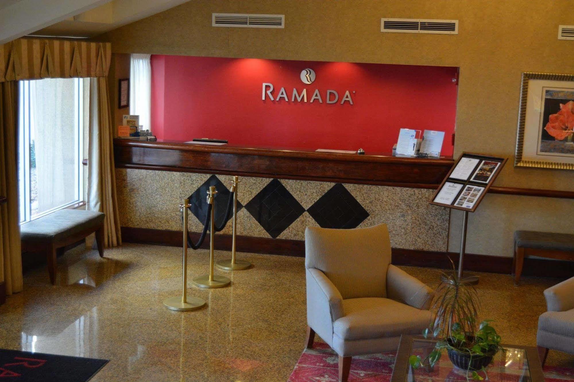 Ramada By Wyndham Wichita Airport Hotell Exteriör bild