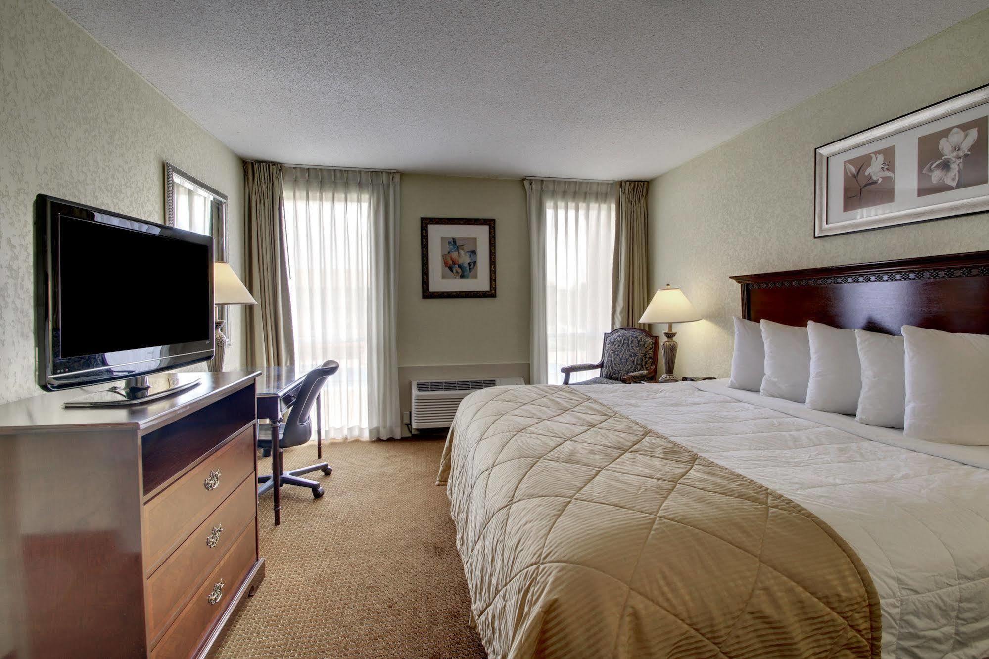 Ramada By Wyndham Wichita Airport Hotell Exteriör bild