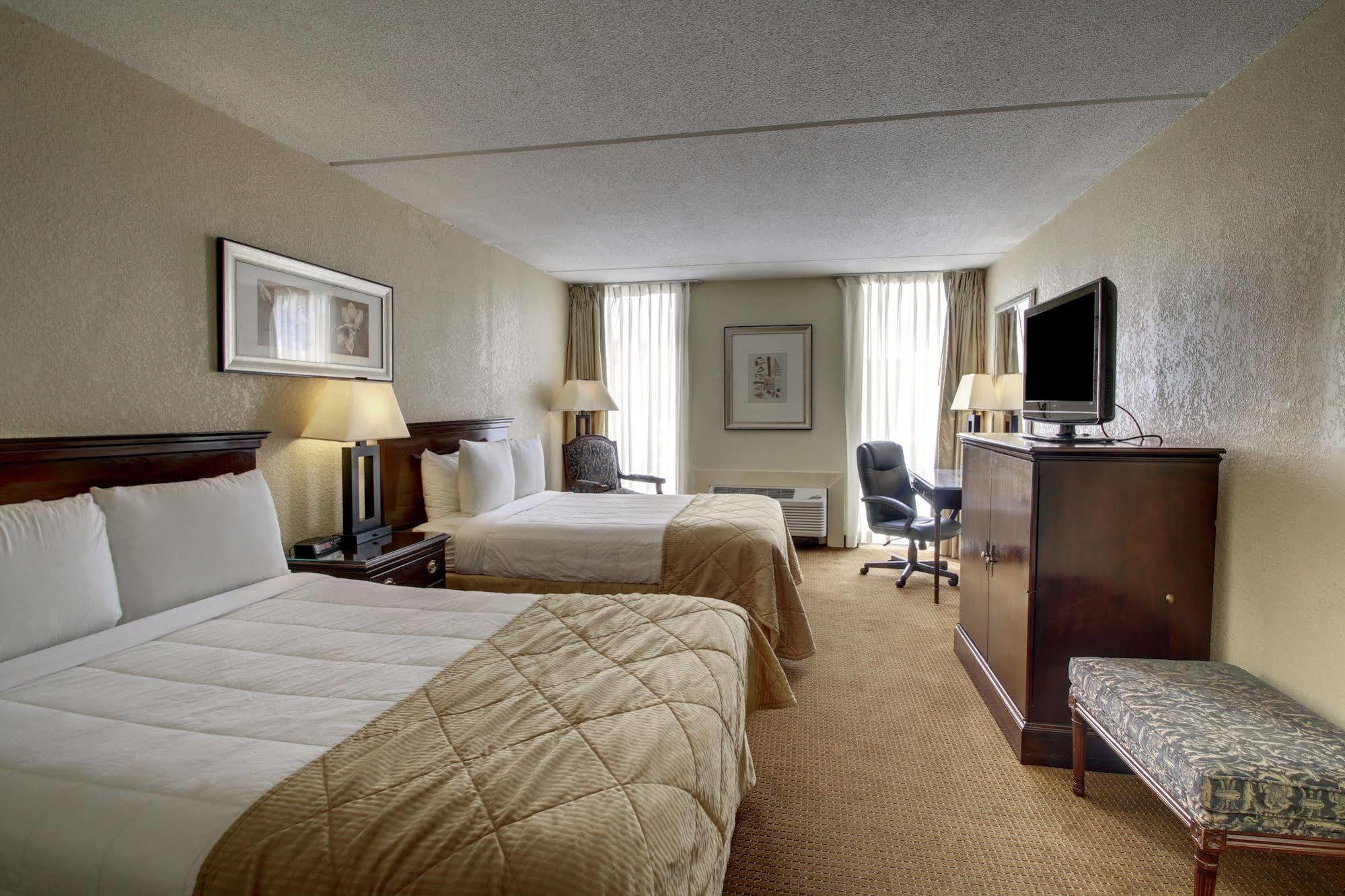 Ramada By Wyndham Wichita Airport Hotell Exteriör bild