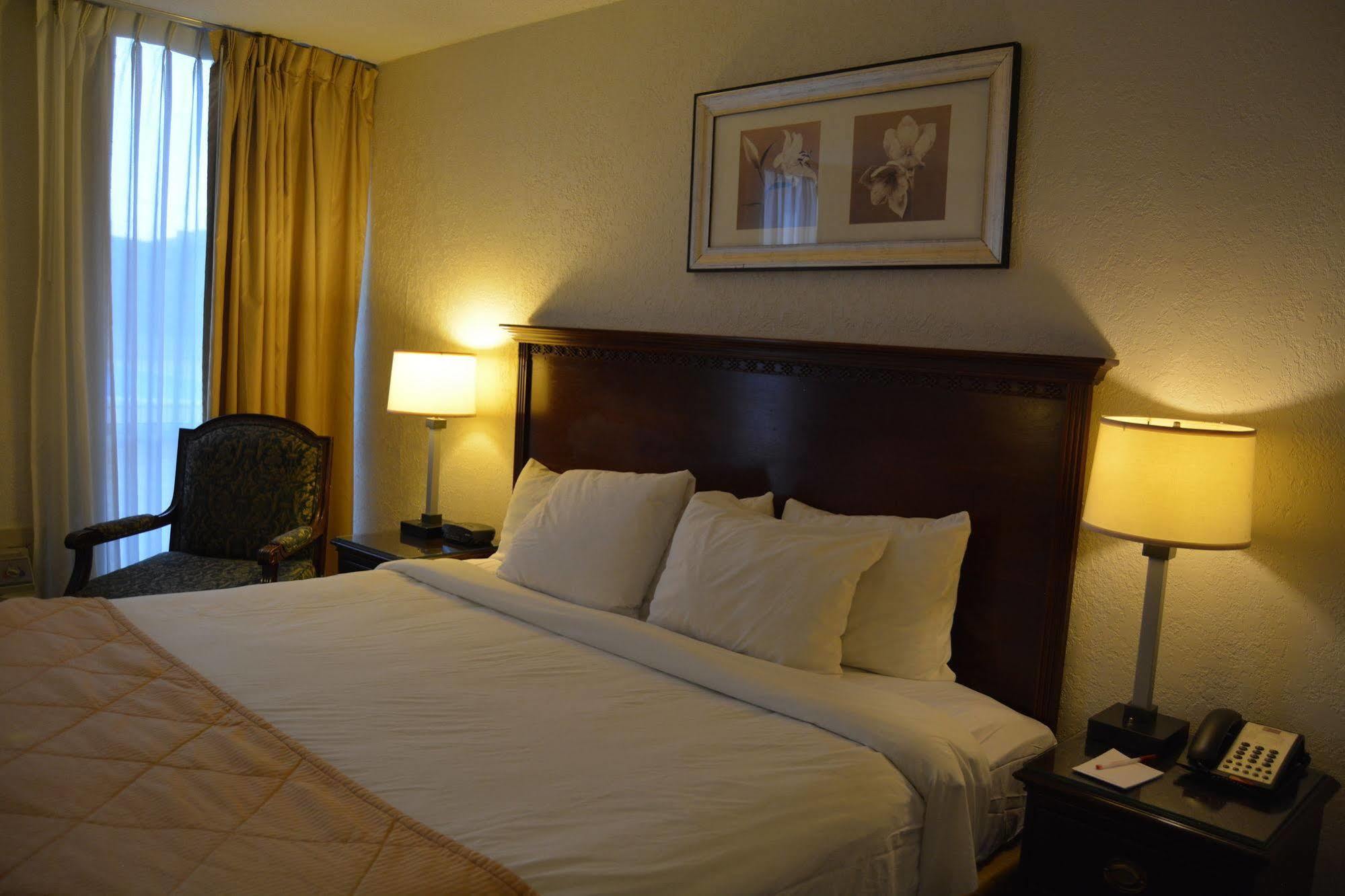 Ramada By Wyndham Wichita Airport Hotell Exteriör bild