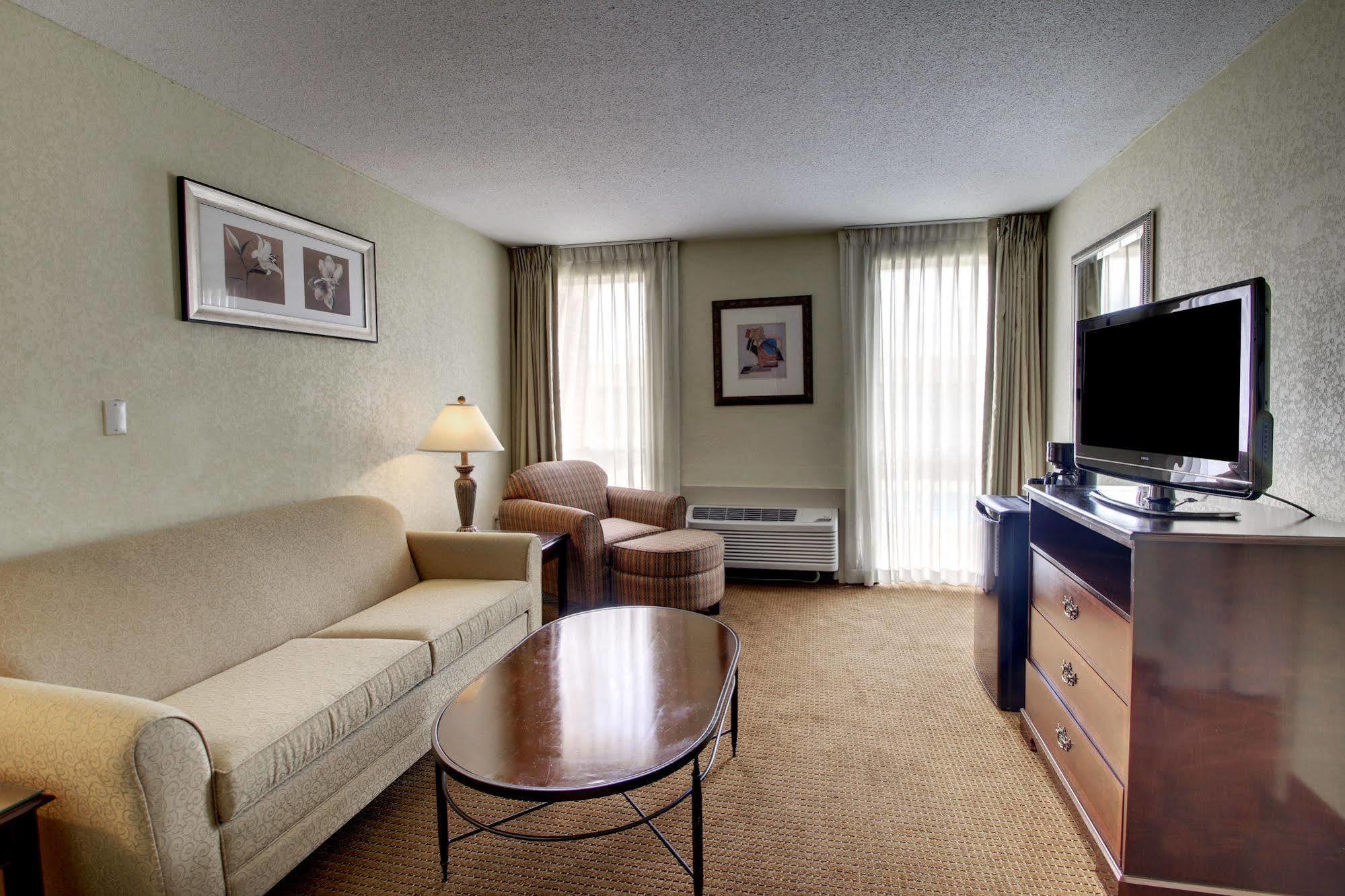 Ramada By Wyndham Wichita Airport Hotell Exteriör bild