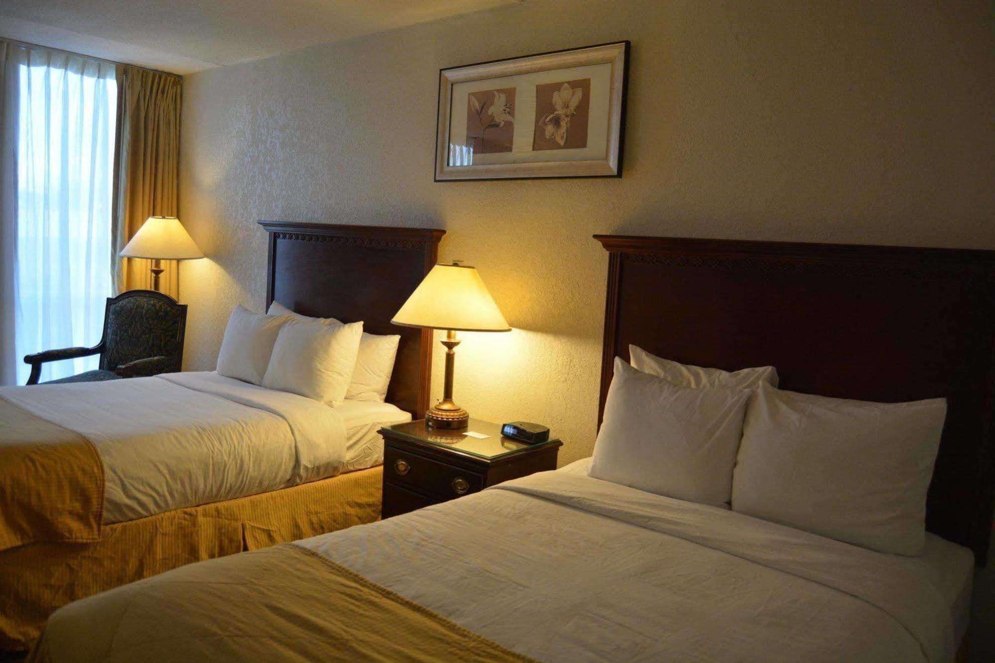 Ramada By Wyndham Wichita Airport Hotell Exteriör bild