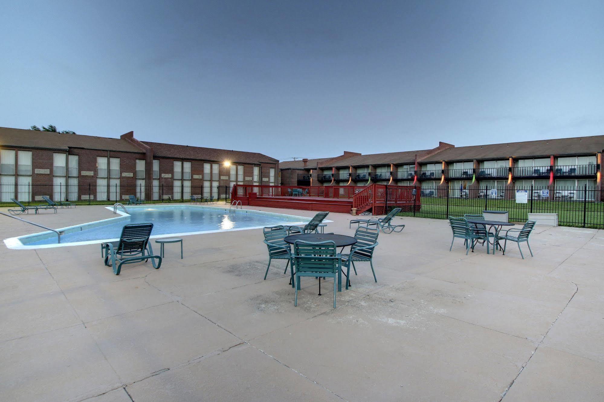 Ramada By Wyndham Wichita Airport Hotell Exteriör bild
