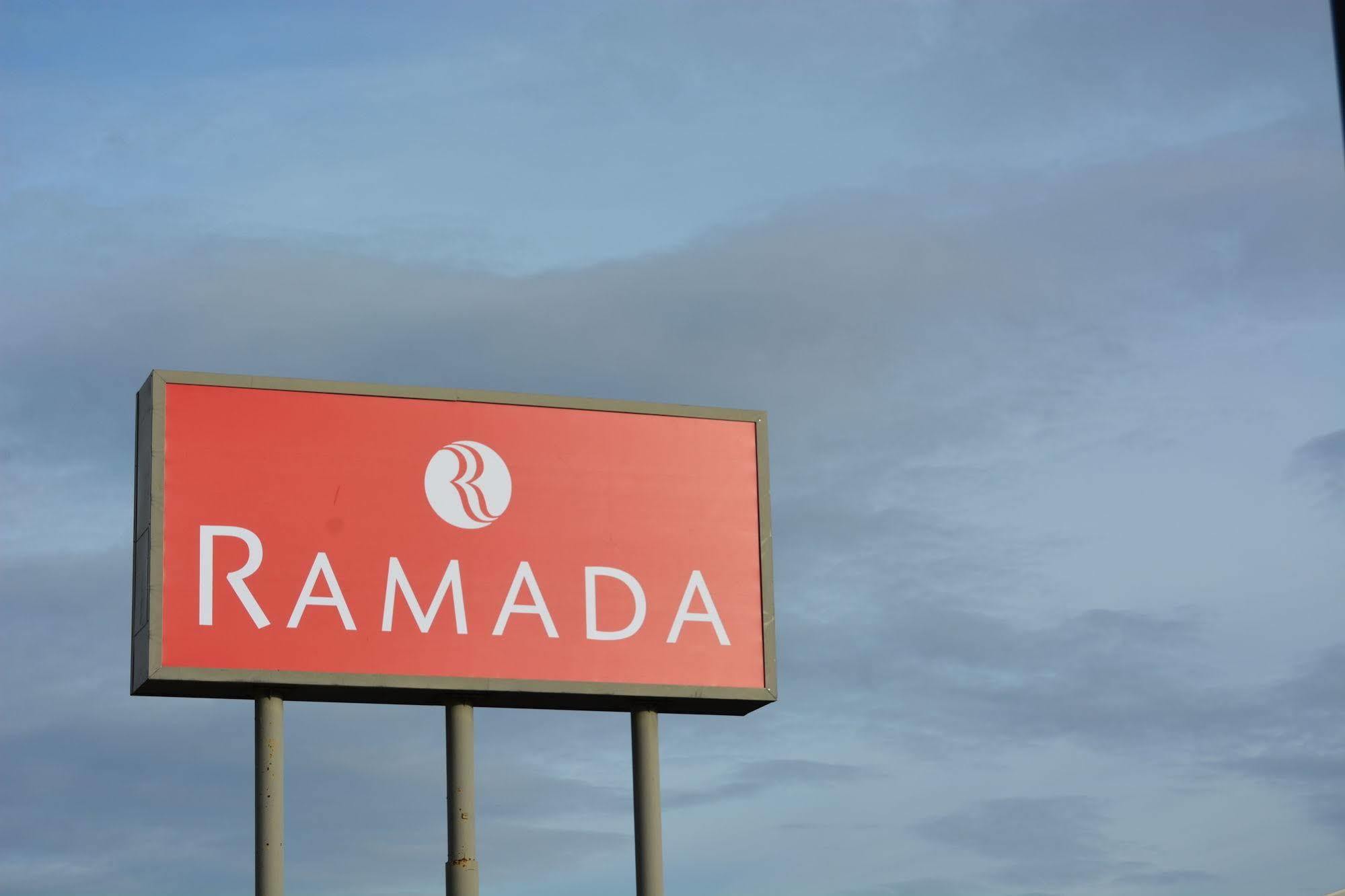 Ramada By Wyndham Wichita Airport Hotell Exteriör bild