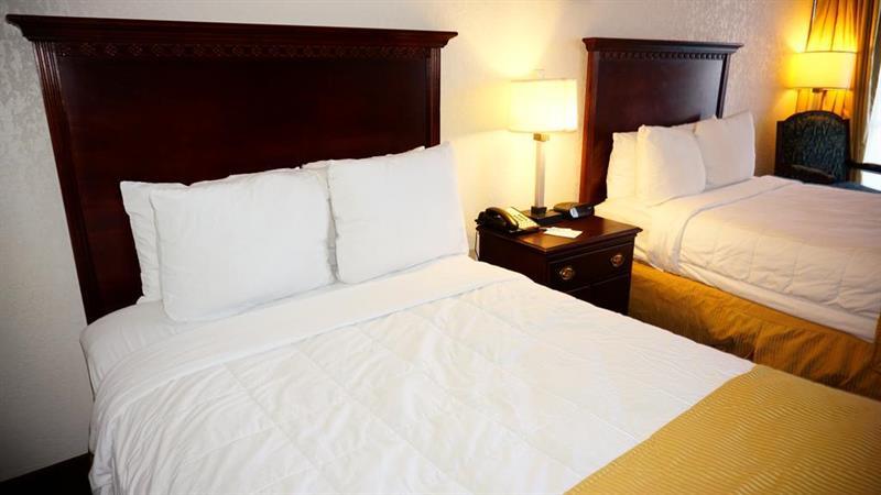 Ramada By Wyndham Wichita Airport Hotell Exteriör bild