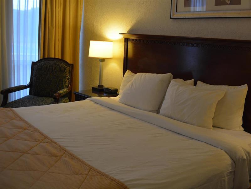 Ramada By Wyndham Wichita Airport Hotell Exteriör bild